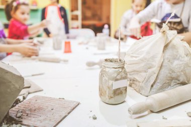 Çocuk sanatları atölyedeki masada kilden yapılmış..