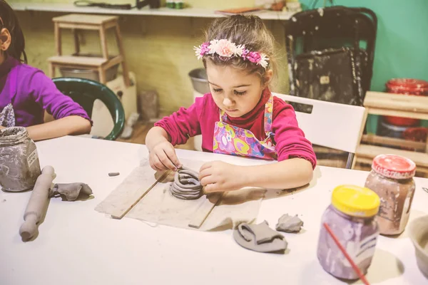 Oficina Cerâmica Infantil Menina Trabalhando Com Argila Aprendizagem Criativa — Fotografia de Stock