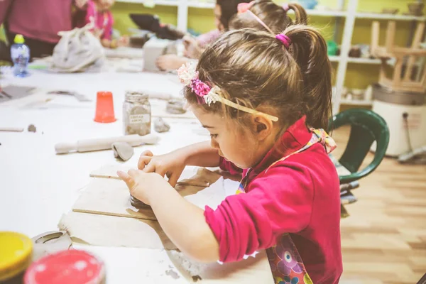 Oficina Cerâmica Infantil Menina Trabalhando Com Argila Aprendizagem Criativa — Fotografia de Stock