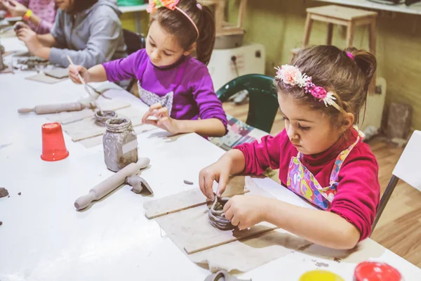 Warsztaty Garncarskie Dla Dzieci Dziewczynka Pracująca Gliną Kreatywne Uczenie Się — Zdjęcie stockowe