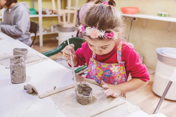 Warsztaty Garncarskie Dla Dzieci Dziewczynka Pracująca Gliną Kreatywne Uczenie Się — Zdjęcie stockowe