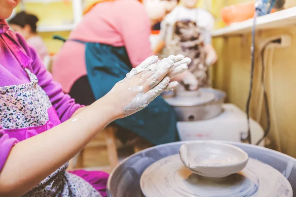 Ręce Dziecka Kształtujące Glinę Kole Ceramicznym Warsztacie — Zdjęcie stockowe