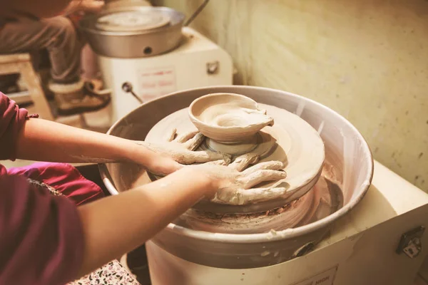 Ręce Dziecka Kształtujące Glinę Kole Ceramicznym Warsztacie — Zdjęcie stockowe