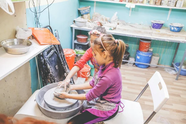 Twee Kleine Meisjes Creatief Leren Bij Pottenbakker Workshop Kunst Studio — Stockfoto