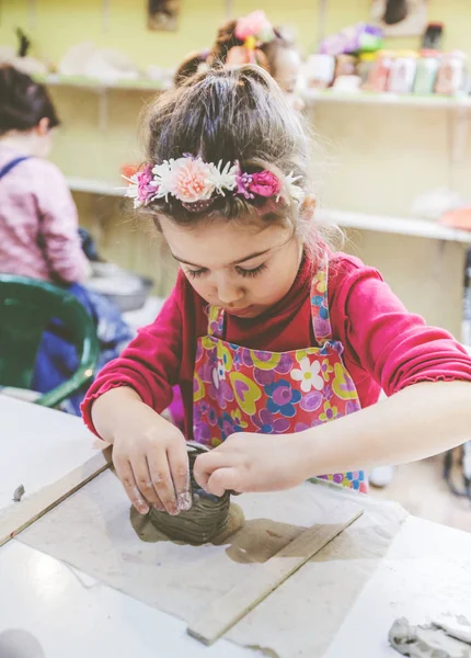 Çocuk Çömlek Atölyesi Küçük Kız Kille Çalışıyor Yaratıcı Öğrenme — Stok fotoğraf