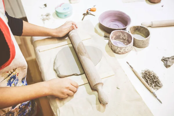 小艺术家在陶器作坊用粘土作画 — 图库照片