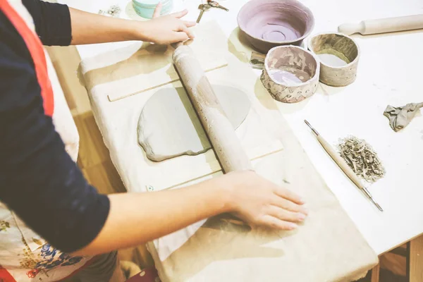 Mani Piccolo Artista Che Lavorano Con Argilla Laboratorio Ceramica — Foto Stock