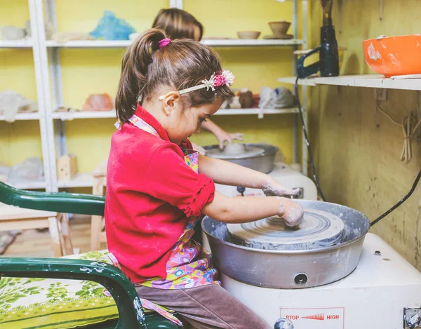 Aprendizagem Criativa Menina Oficina Oleiro Criança Moldar Argila Roda Cerâmica — Fotografia de Stock