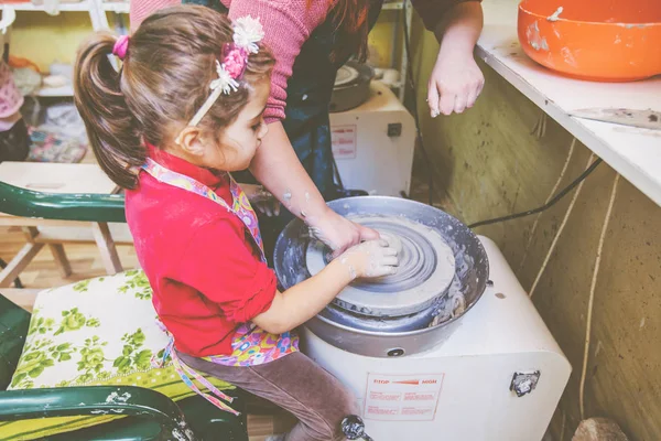 女教师在陶瓷轮艺术课上帮助小女孩 — 图库照片