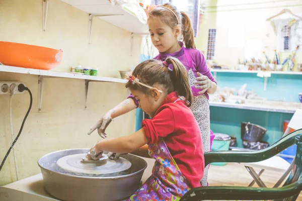 Sanat Atölyesindeki Çömlekçi Atölyesinde Iki Küçük Kız Yaratıcı Bir Şeyler — Stok fotoğraf