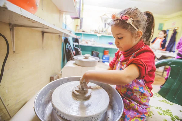 Aprendizagem Criativa Menina Oficina Oleiro Criança Moldar Argila Roda Cerâmica — Fotografia de Stock