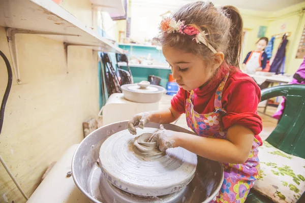 Aprendizagem Criativa Menina Oficina Oleiro Criança Moldar Argila Roda Cerâmica — Fotografia de Stock