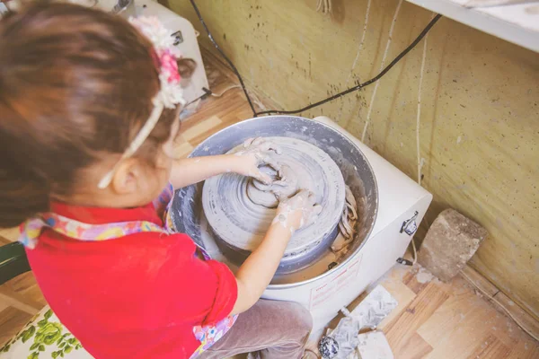 车间陶艺上制作粘土的小女孩的顶视图 — 图库照片