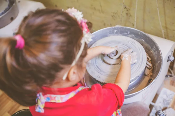 车间陶艺上制作粘土的小女孩的顶视图 — 图库照片