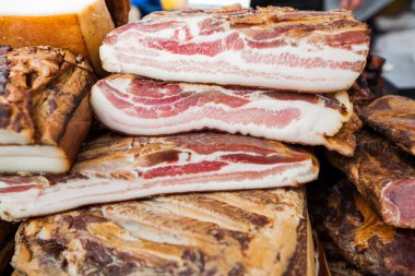 Tütsülenmiş domuz pastırması. Yerel çiftçi pazarında yerel geleneksel yiyecekler .