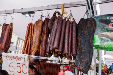 Tütsülenmiş etin seçilmiş yardımcısı, yerel çiftçi pazarında Sırp el yapımı geleneksel yiyecekler.