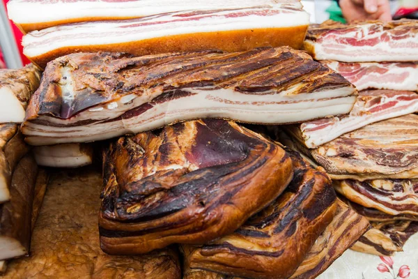 Auswahl Geräuchertem Speck Heimische Traditionelle Lebensmittel Auf Dem Bauernmarkt — Stockfoto