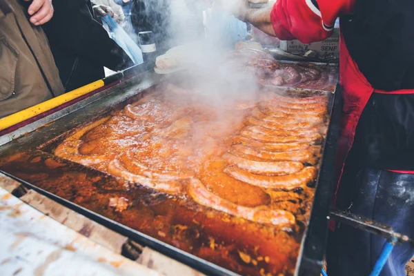 美食博览会上的炒猪肉香肠街菜 — 图库照片