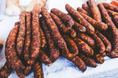 Sosis Sırp el yapımı yerli geleneksel gıda yerel çiftçiler gıda pazarı üzerinde füme.