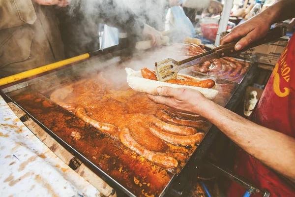 美食博览会上的炒猪肉香肠街菜 — 图库照片