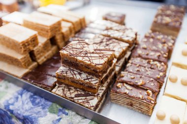 Taze lezzetli ev yapımı kekler gıda pazarında Satılık yelpazesi.