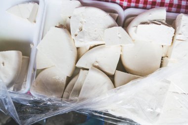 Taze çiftçi peynir yerel açık gıda satış alanı'nda stand.