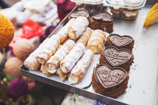 Selección Sabrosos Pasteles Caseros Frescos Para Venta Mercado Alimentos —  Fotos de Stock