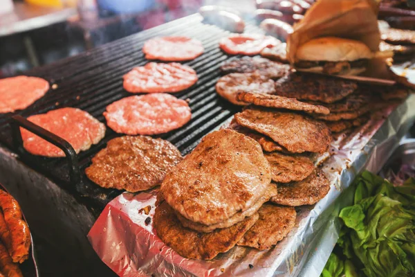 Świeżo grillowanych burger na targi gastronomia — Zdjęcie stockowe