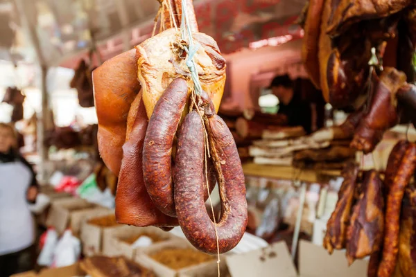Comida tradicional doméstica Carne ahumada en los mercados locales de agricultores — Foto de Stock