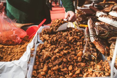Derin kızarmış gevrek domuz etinin Gastronomi Fuarı 