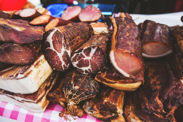 Inhemska traditionella mat rökt kött på lokala bönder marknader — Stockfoto