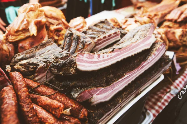 Inhemska traditionella mat rökt sidfläsk på lokala bönder Marketplace — Stockfoto