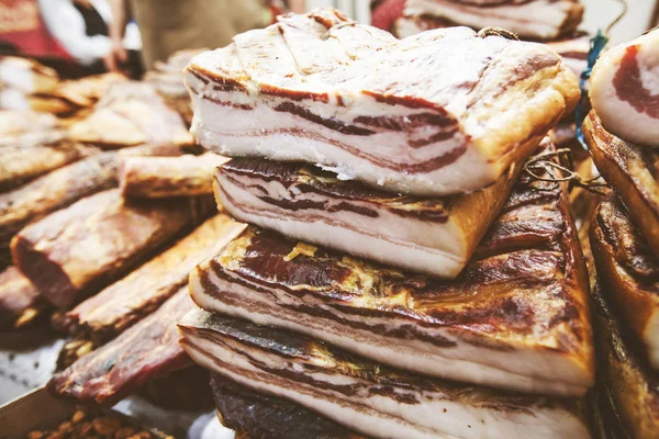 Tocino ahumado de comida tradicional doméstica en las tiendas de agricultores locales — Foto de Stock