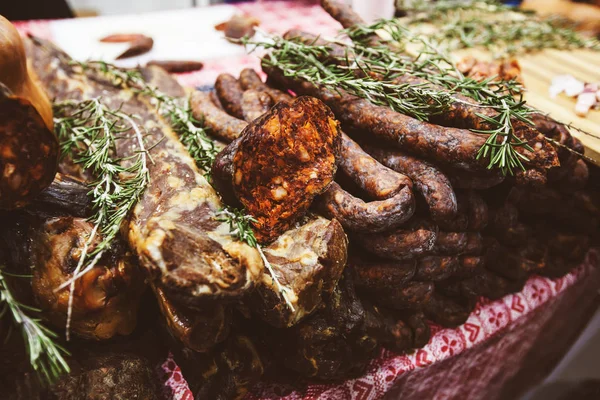 Comida tradicional doméstica salchicha ahumada en el mercado local de agricultores — Foto de Stock