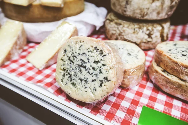 Handmade cheese at farmers market — Stock Photo, Image