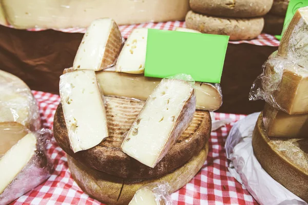 Handmade cheese at farmers market — Stock Photo, Image
