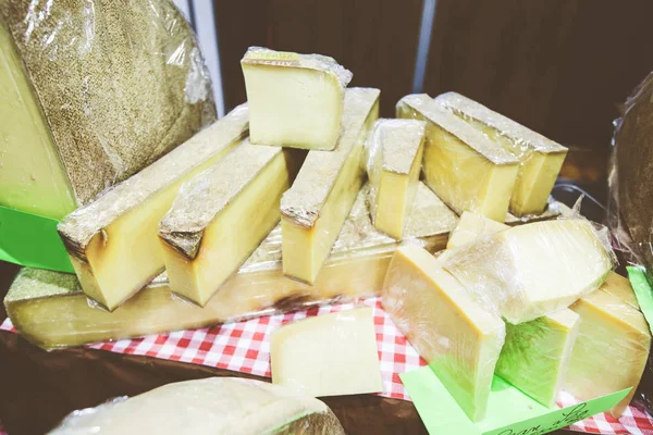 Handmade cheese at farmers market — Stock Photo, Image