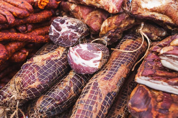 Inhemska traditionella mat rökt kött på lokala bönder marknader — Stockfoto