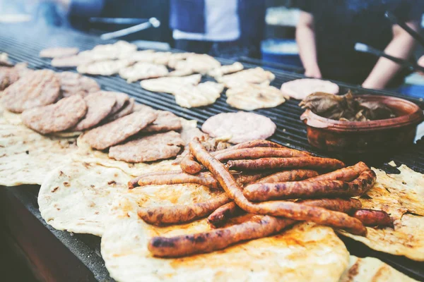 Świeżo grillowanych kiełbasek na targach ulicy żywności — Zdjęcie stockowe