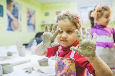 Kil ile çalışmaya çömlek Atölyesi'nde küçük kız
