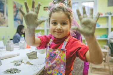 Kil ile çalışmaya çömlek Atölyesi'nde küçük kız