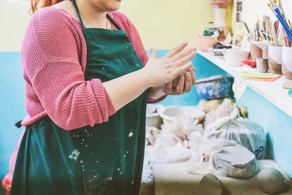 Kvinnliga keramik konstnär Molding Clay — Stockfoto