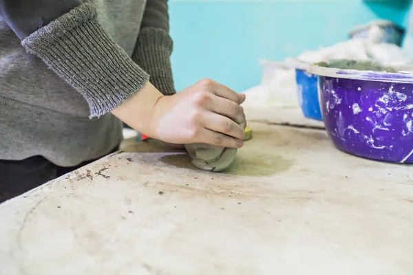Female Pottery Artist Molding Clay — Stock Photo, Image
