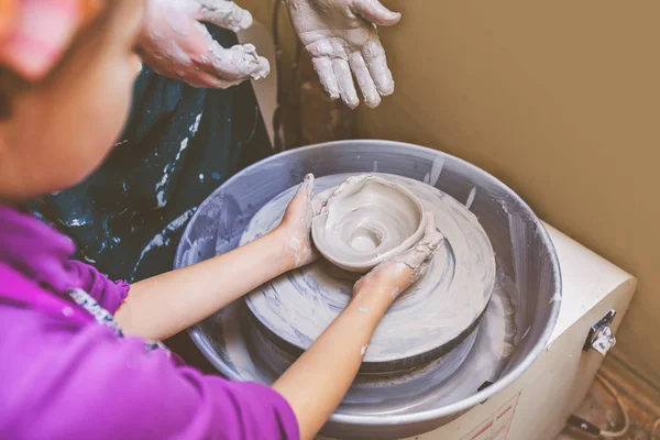 Criança aprendendo nova habilidade na oficina de cerâmica — Fotografia de Stock