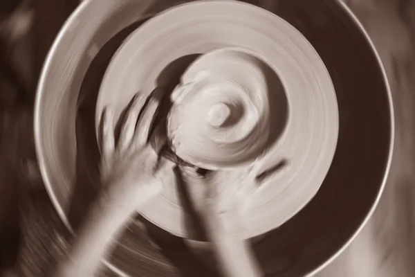 Tangan muda pembuat tembikar bekerja dengan tanah liat pada roda tembikar — Stok Foto