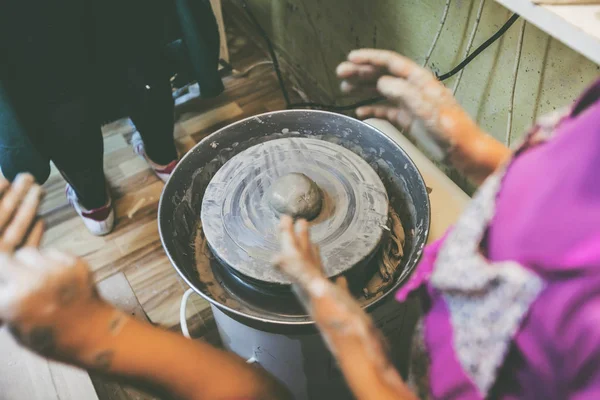Jonge potter handen werken met klei op aardewerk wiel — Stockfoto