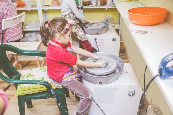 Criança aprendendo nova habilidade na oficina de cerâmica — Fotografia de Stock