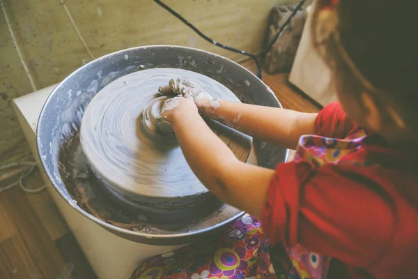 Обучение детей новым навыкам в мастерской по керамике — стоковое фото