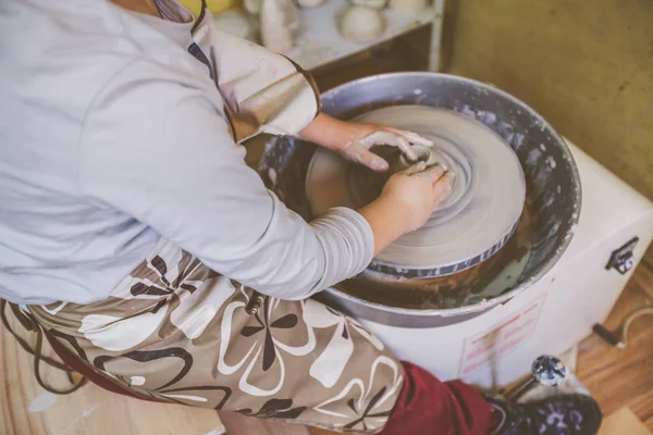 Giovani mani di vasaio che lavorano con argilla sulla ruota della ceramica — Foto Stock