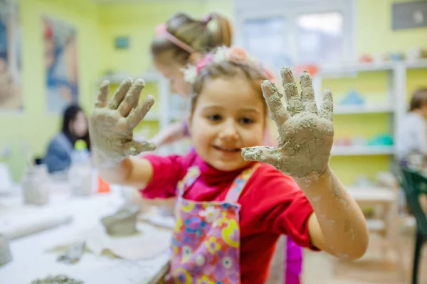 与粘土一起工作的陶艺工作坊中的小女孩 — 图库照片